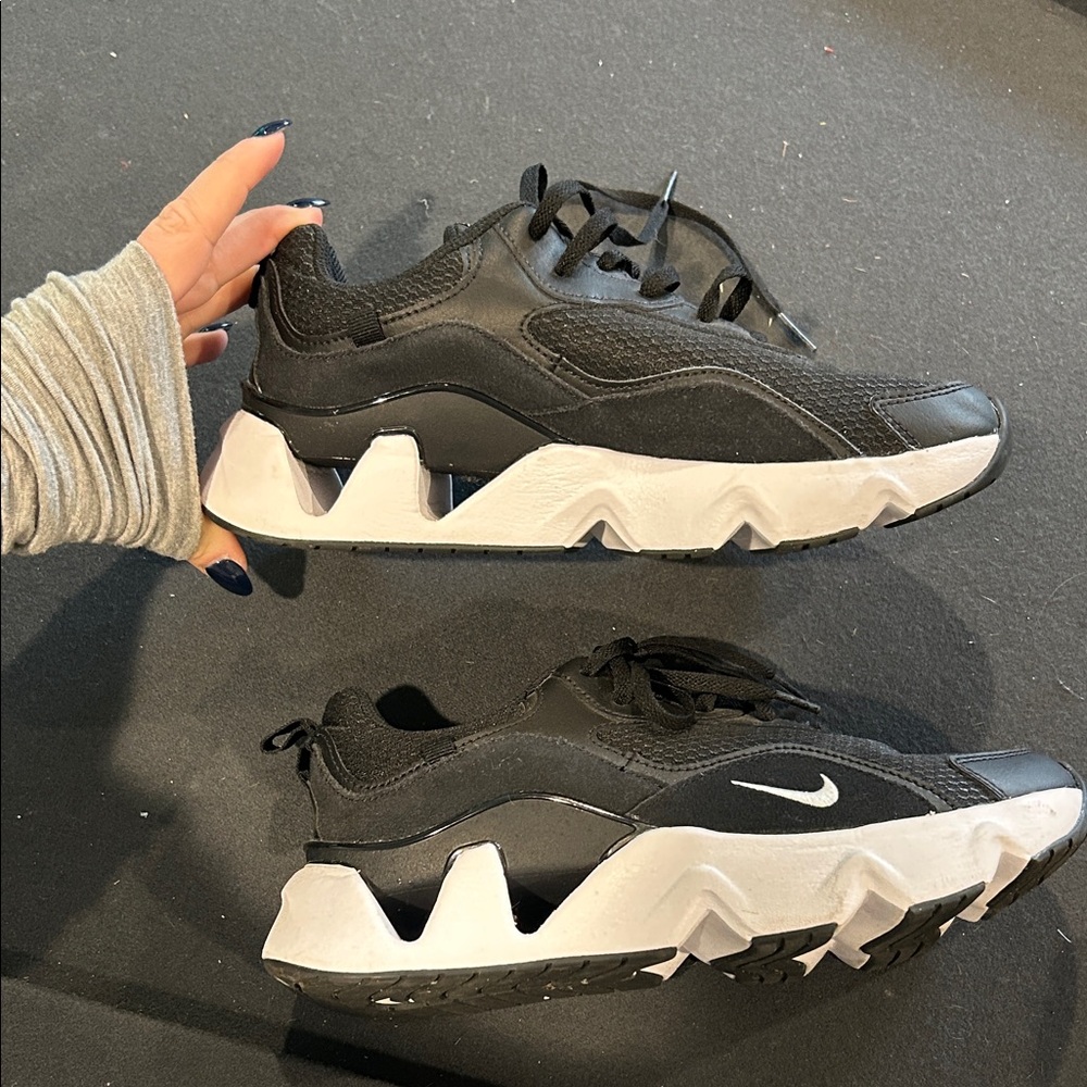 Woman’s Nike RYZ 365 2 . Size 9